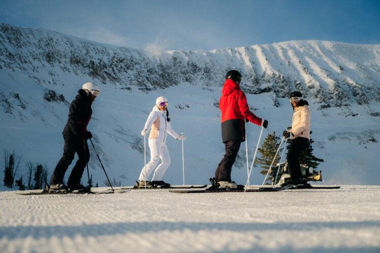 4 skieuses sur le front de neige